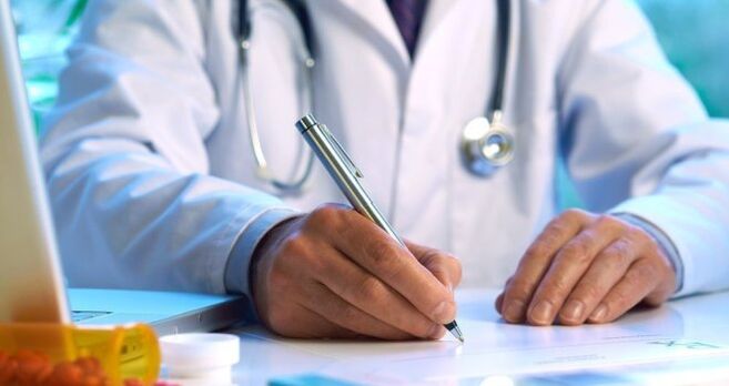 Лекарят предписва лечение на пациент с паразити под кожата